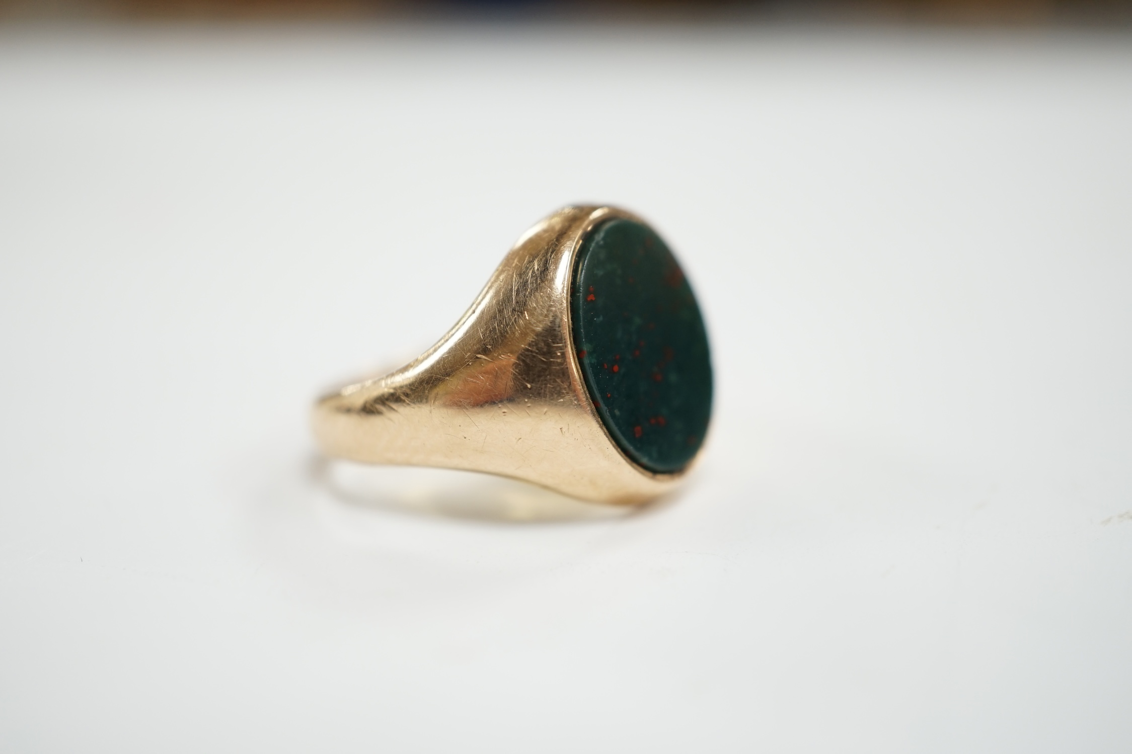 An early 20th century 15ct gold and oval cut bloodstone set signet ring, size O, gross weight 4.6 grams.